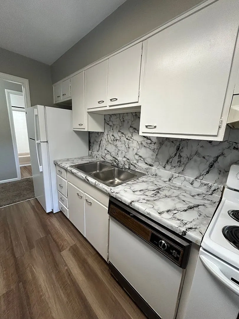Hikes Point Apartments – photo 2