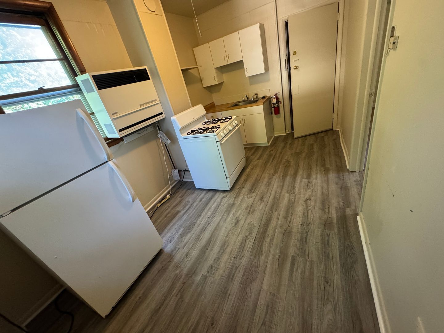 254 W Elm St unit 254 W Elm St UP - A (Studio) – photo 2