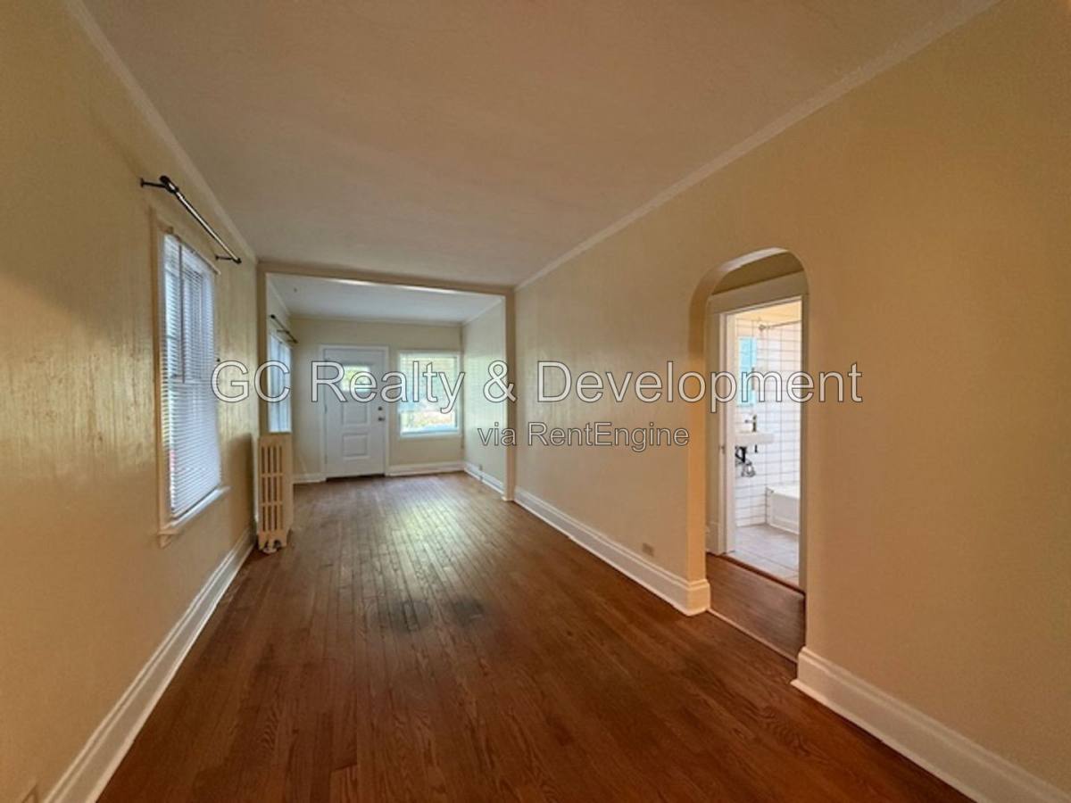 2415 Hastings Ave – photo 2