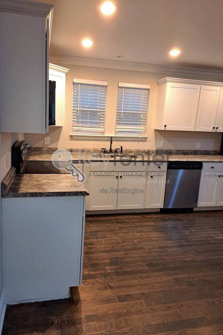 3583 Crompton St – photo 5