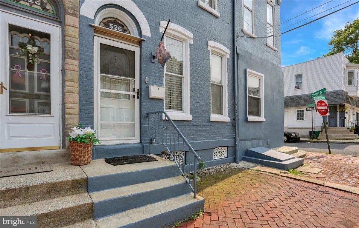 526 Windsor St – photo 2