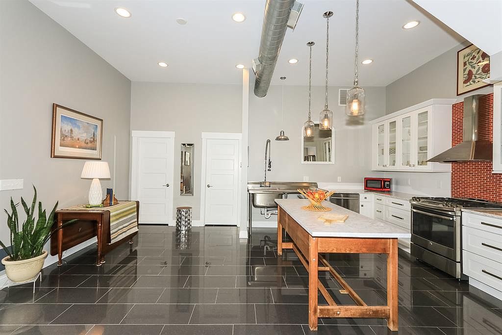 2354 Riverside Dr – photo 3