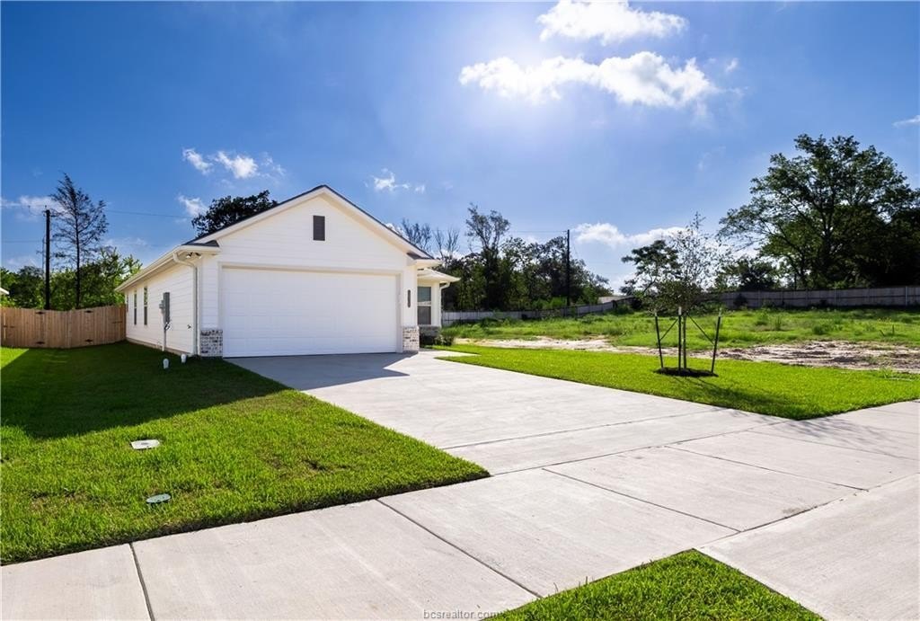 1636 Lucky St – photo 2