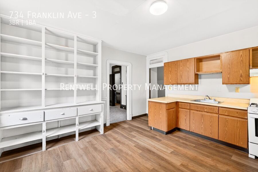 734 Franklin Ave – photo 3