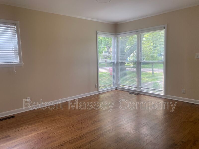 2611 Gardiner Ln – photo 2