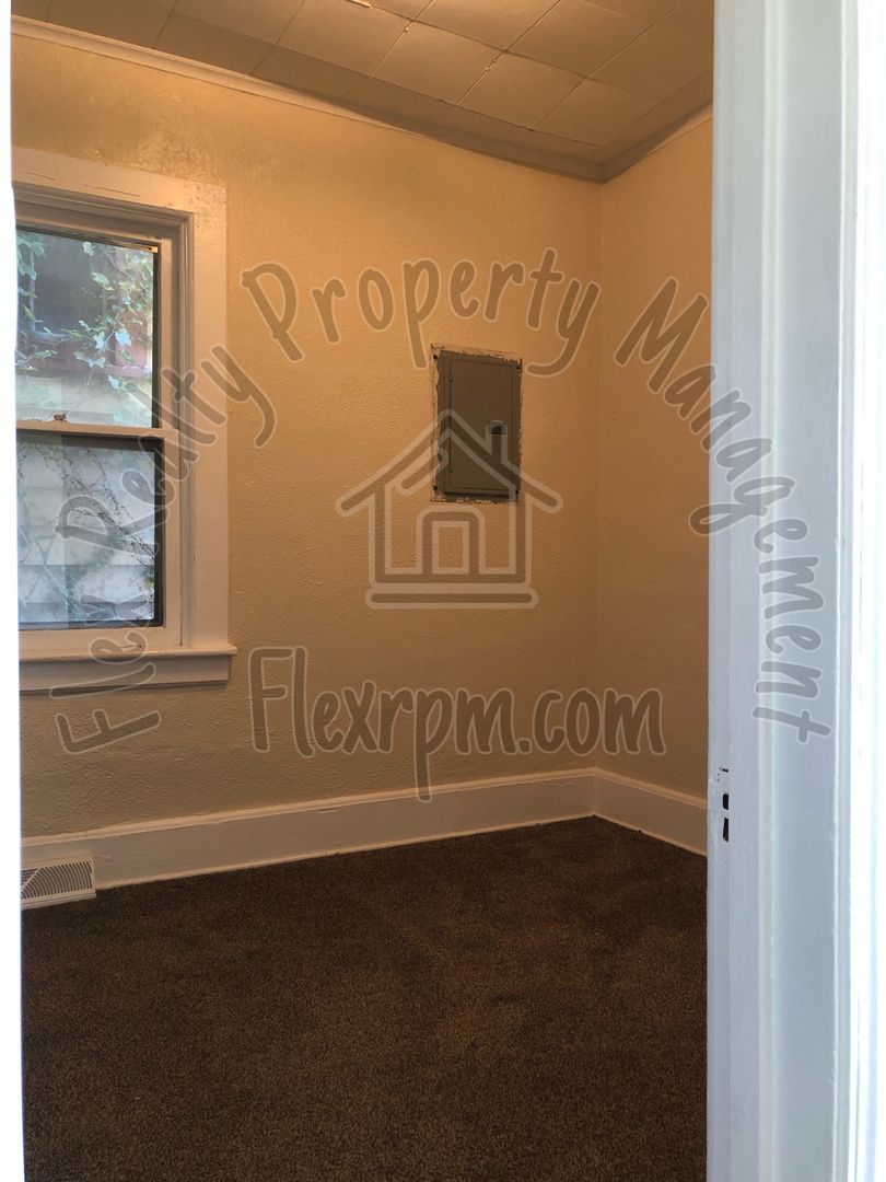 227 Everett St – photo 4