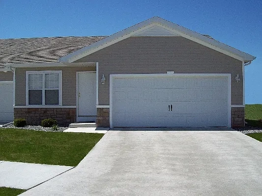 Woodland Creek Townhomes - Saginaw, MI – photo 1