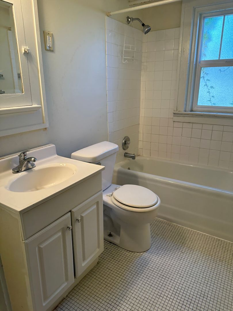 1041 College St unit 6 – photo 4