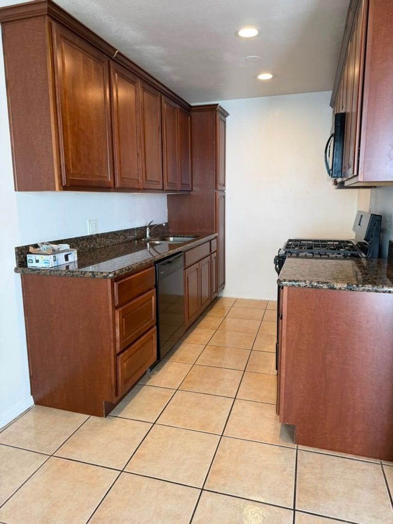 932 Temple Ave unit C – photo 1