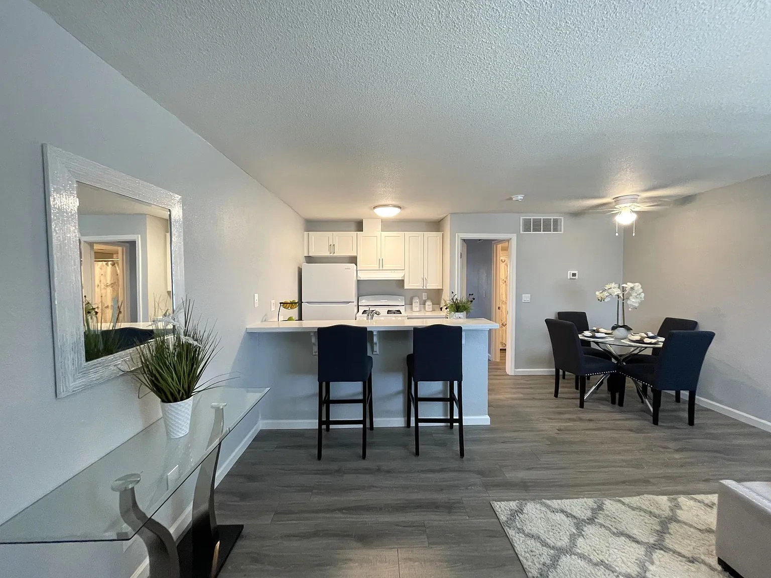 La Madera Apartments at 935 W. Swain Road – photo 3