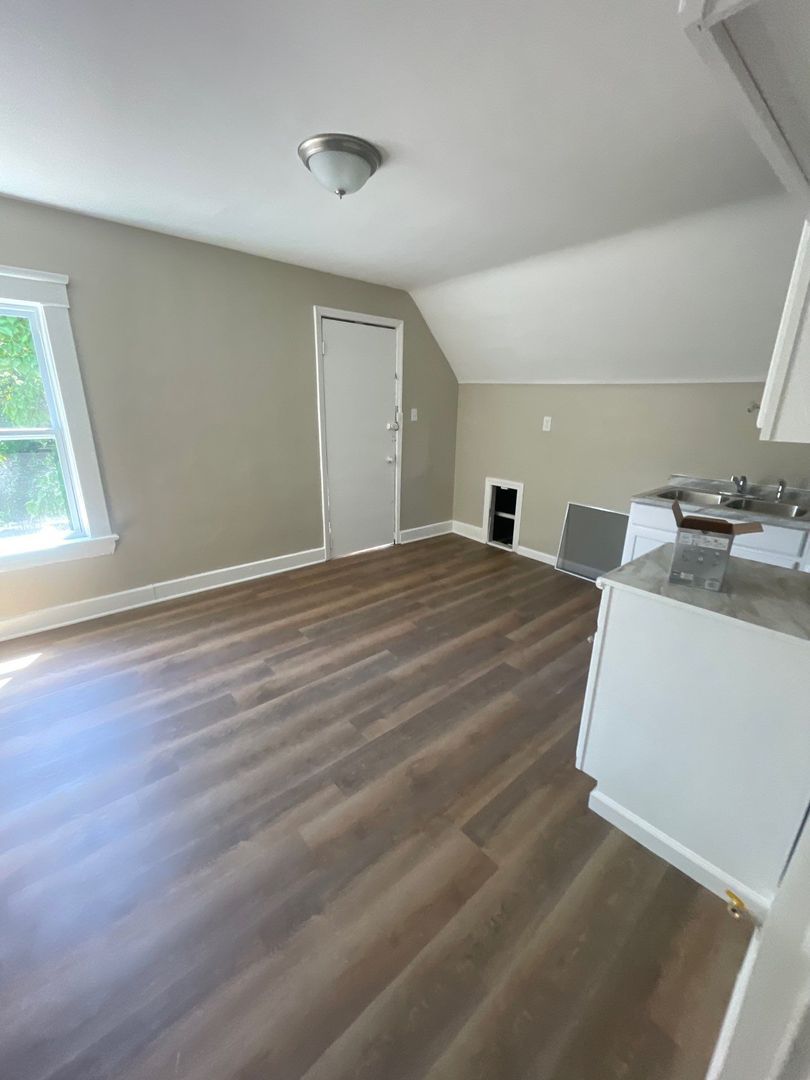 381 E 152nd St unit 381 E 152nd St #3, Cleveland, OH 44110 – photo 2