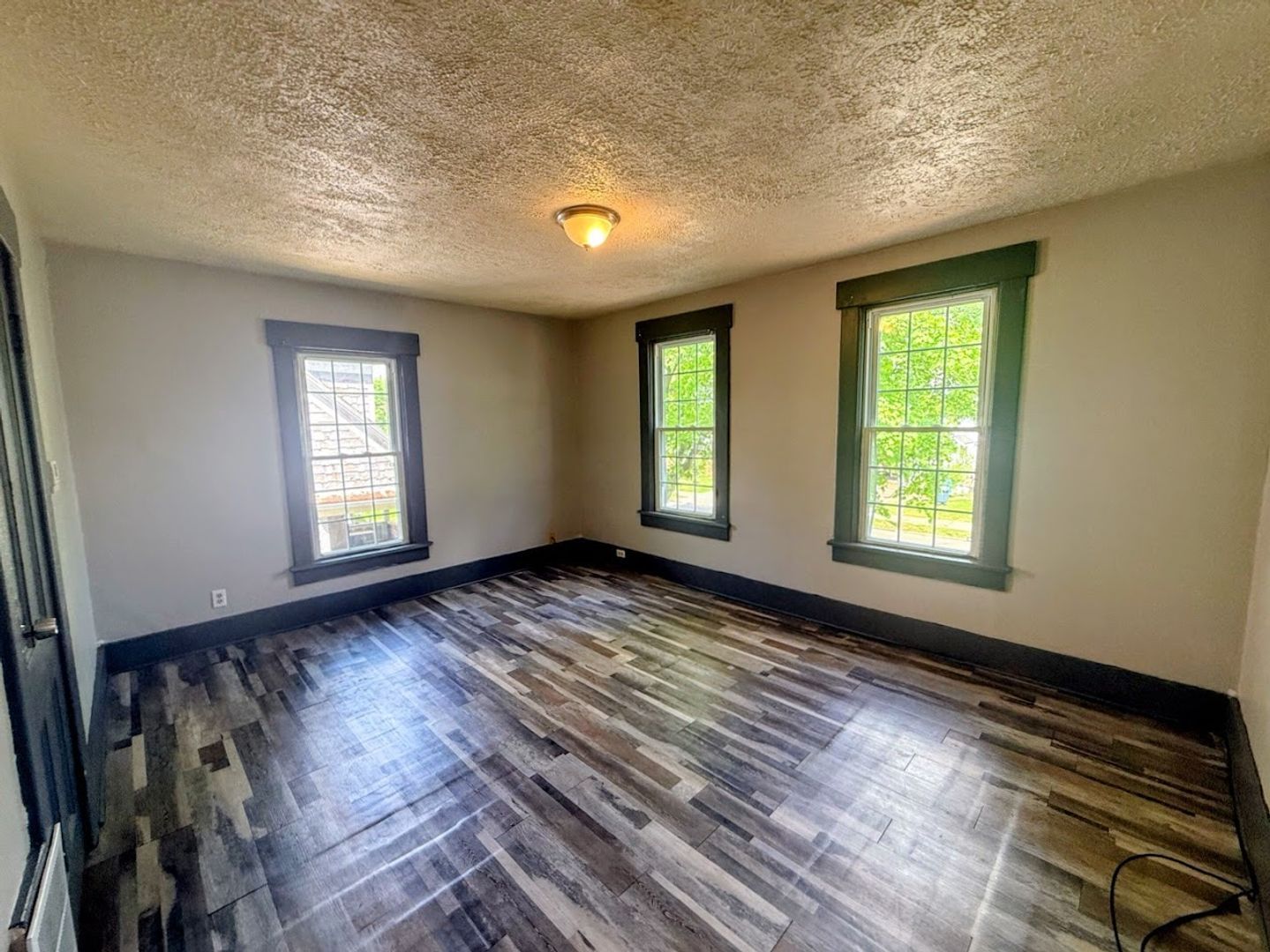 560 Schiller Ave unit Upstairs – photo 3