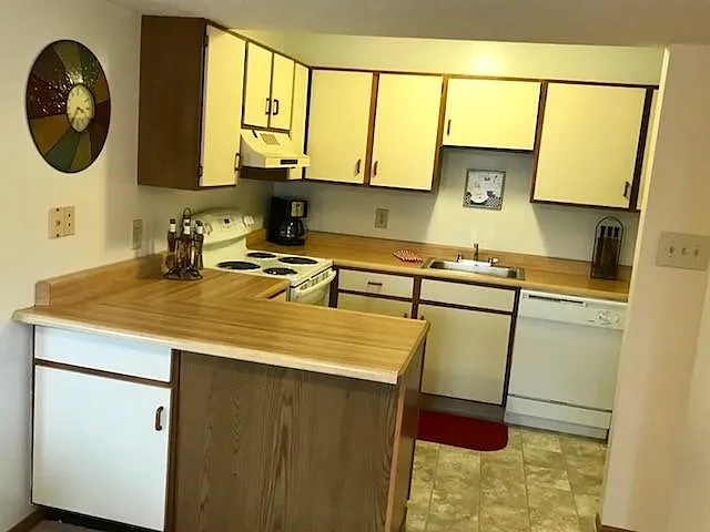 Laurelwood Apartments and Townhomes – photo 5