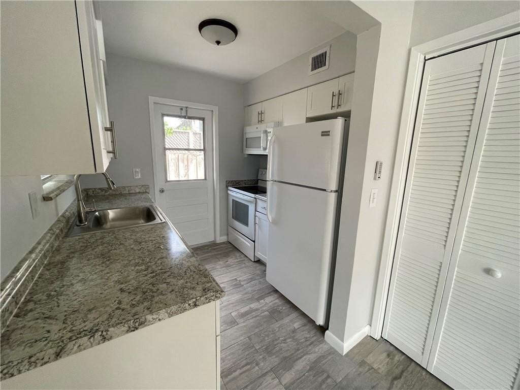 616 NE 11th Ave – photo 4
