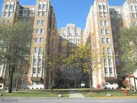 Country Club Apartments – photo 2