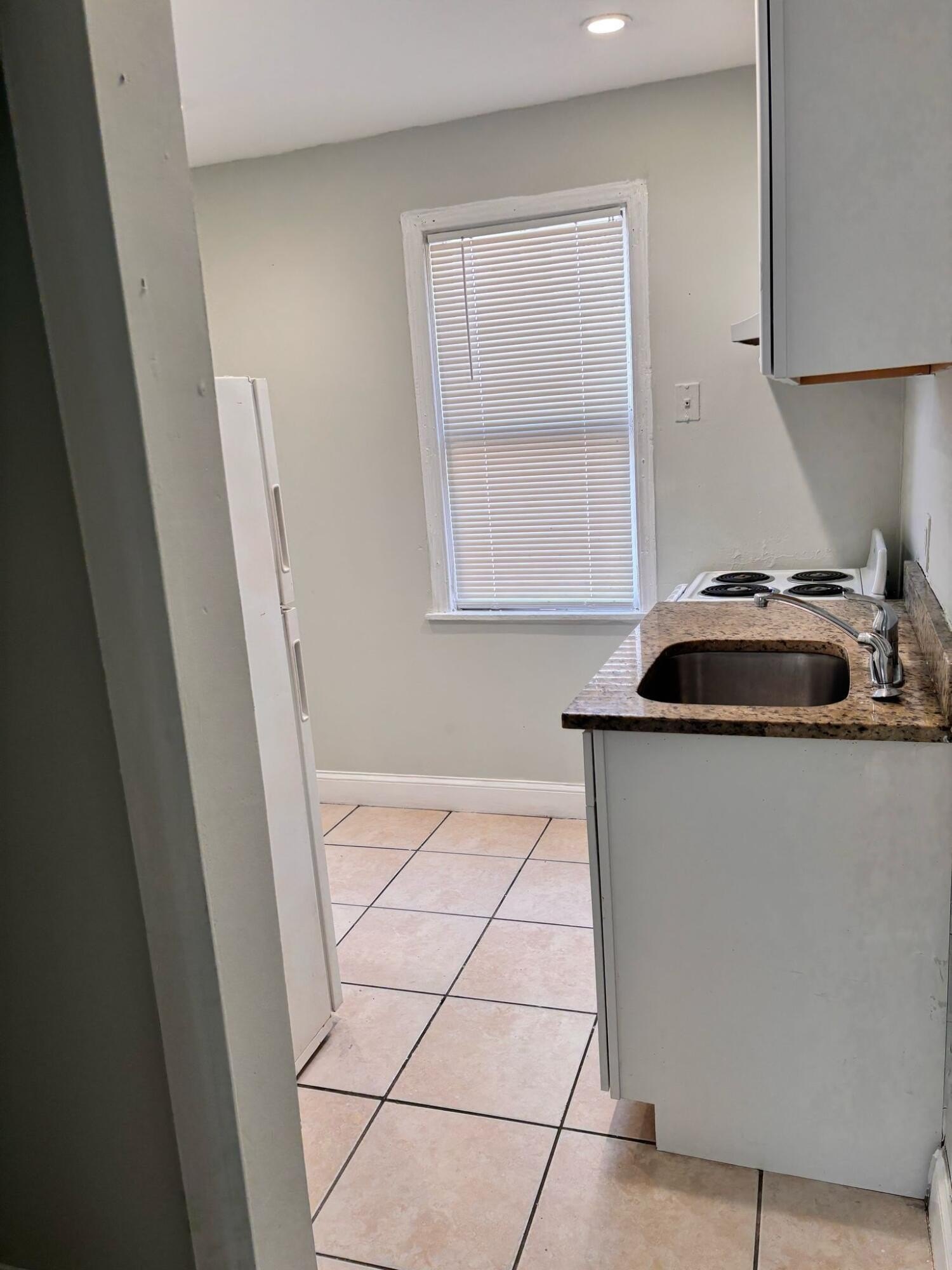 817 7th St – photo 3