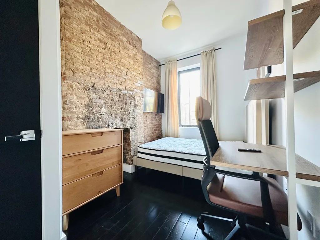 Private Bedroom in 3 Bedroom/1 Bathroom Home – photo 4