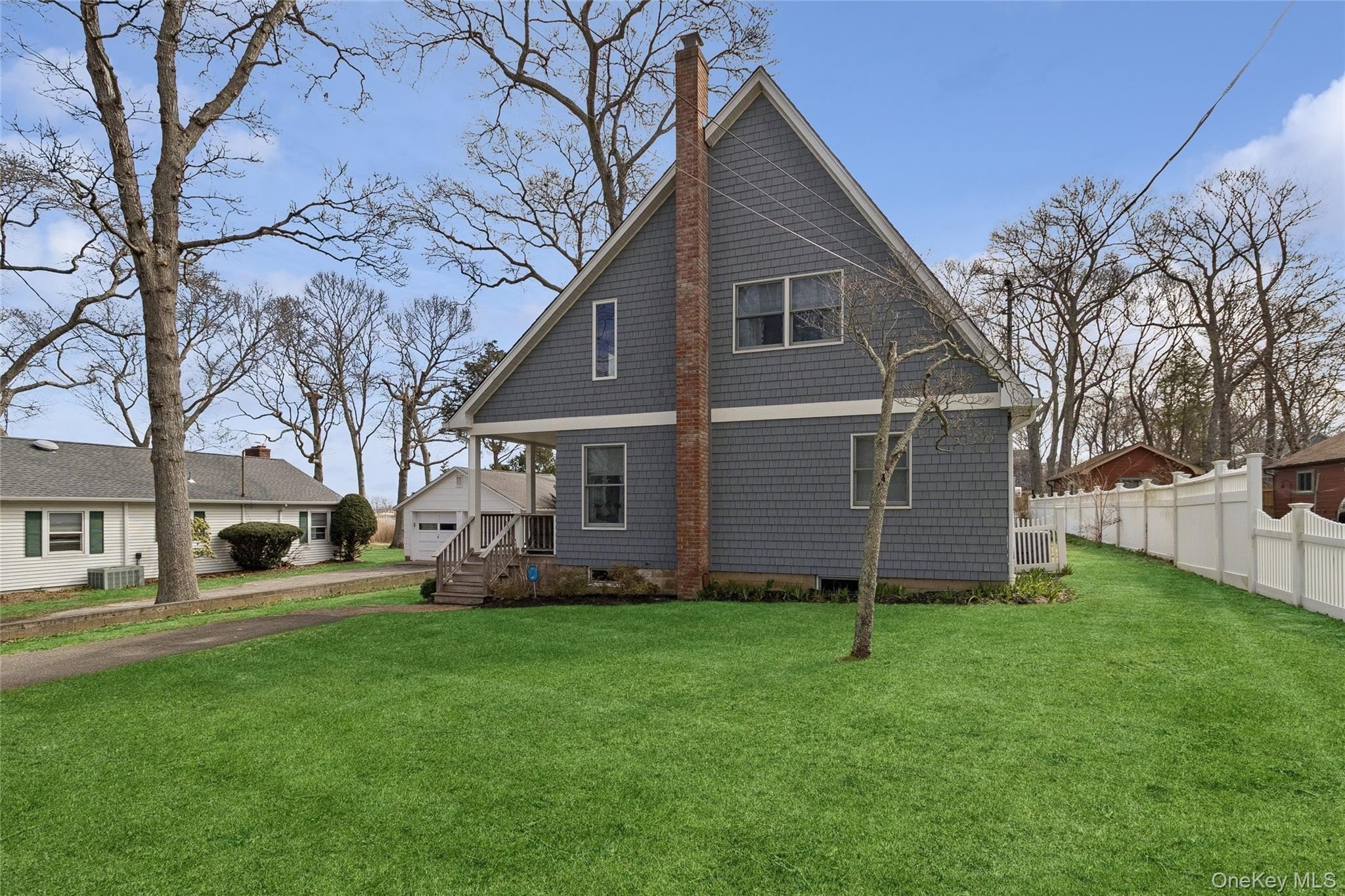 1050 Pine Ave – photo 2