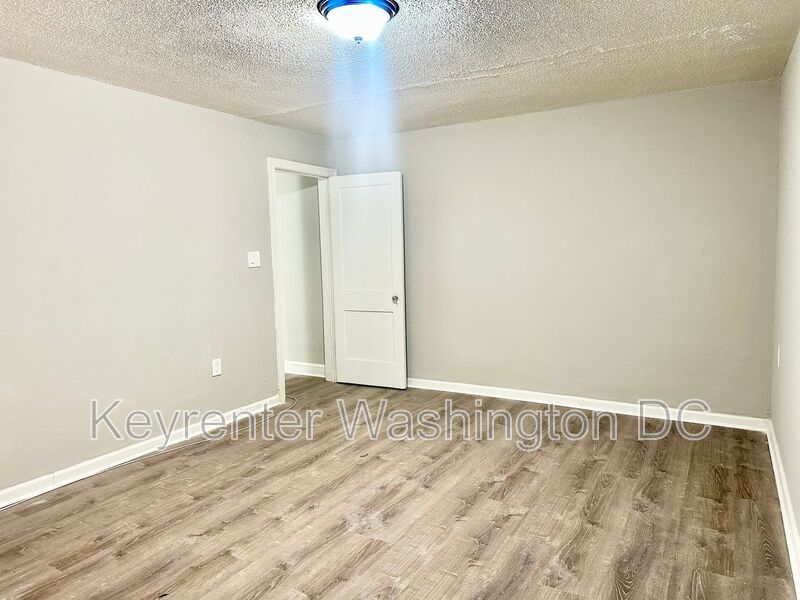 943 Bonifant St unit 5 – photo 5