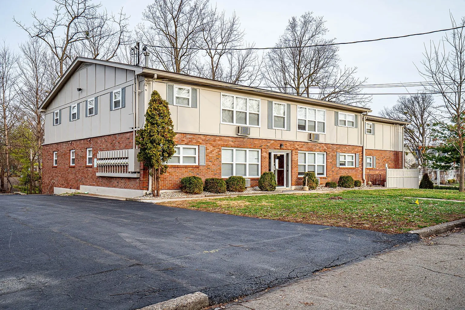 Lindsay Court Apartments – photo 2