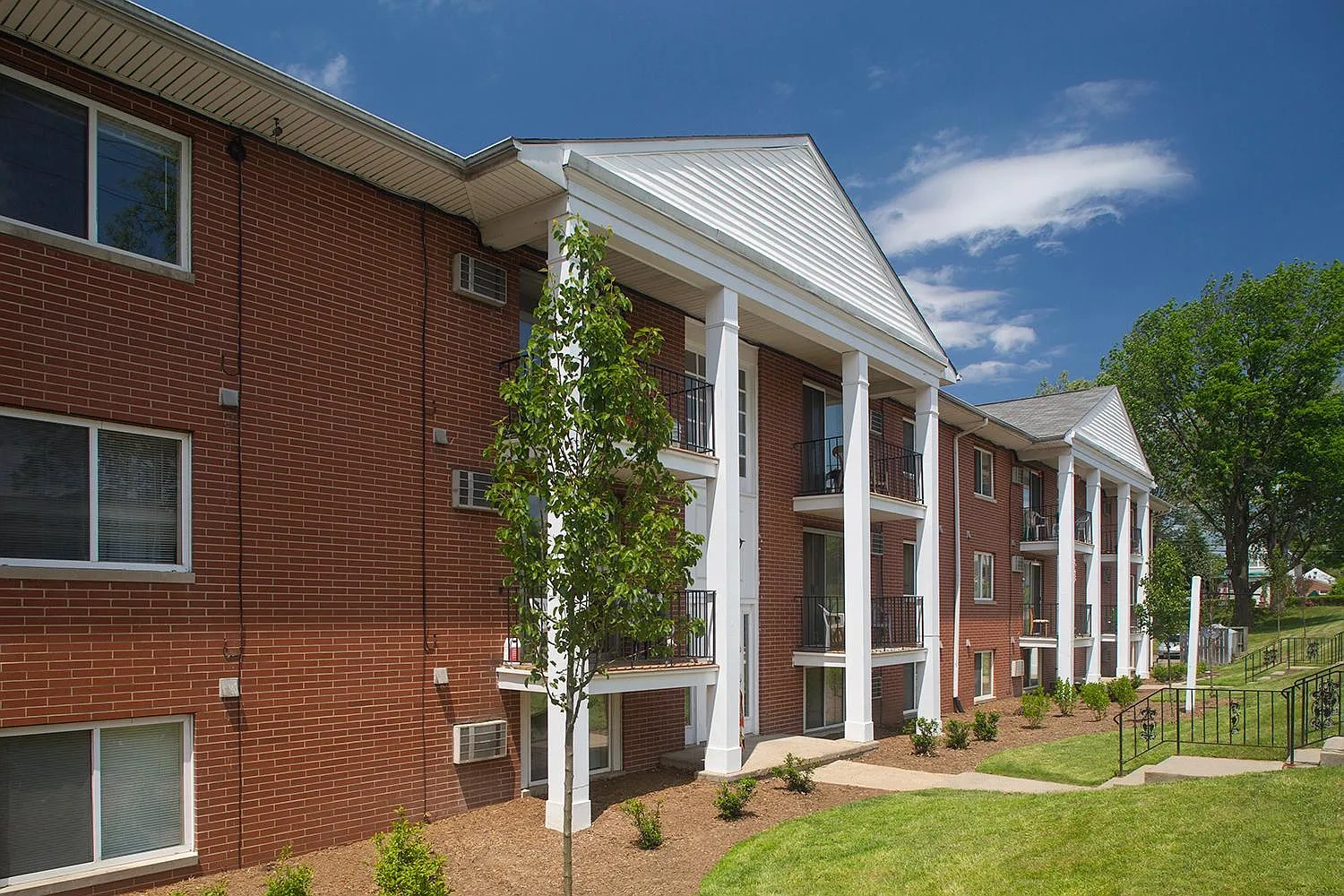 St Charles Court Apartments – photo 3