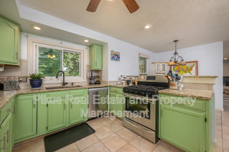 8294 Whiteridge Cir – photo 4