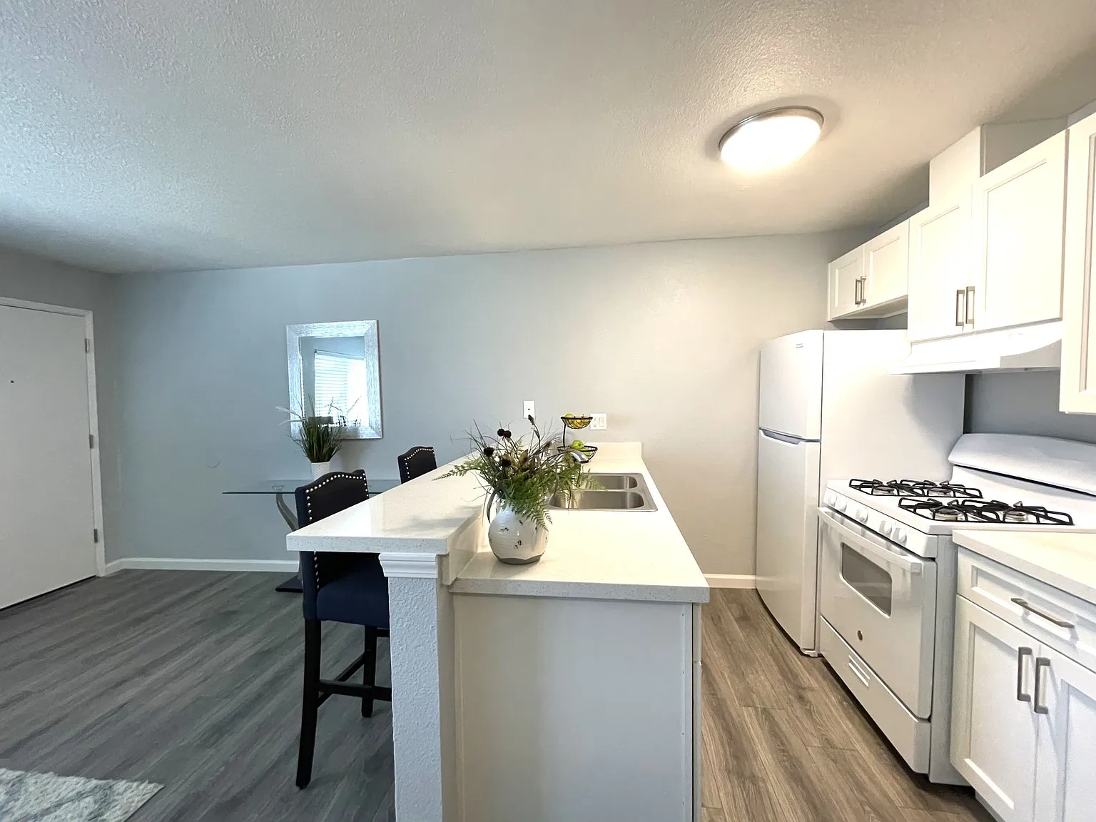 La Madera Apartments at 935 W. Swain Road – photo 2