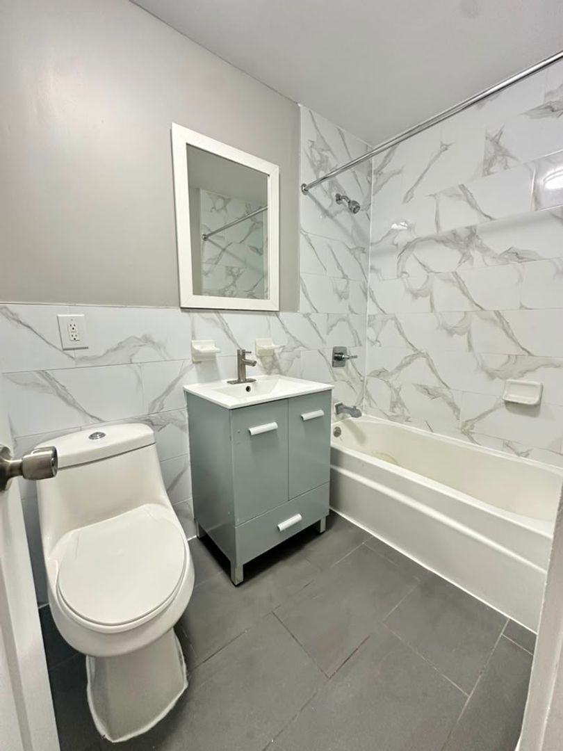 70 Carlton St unit Apt A4 – photo 5