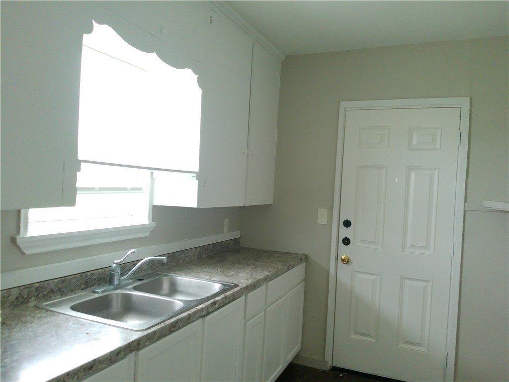 2837 Sarita St – photo 4