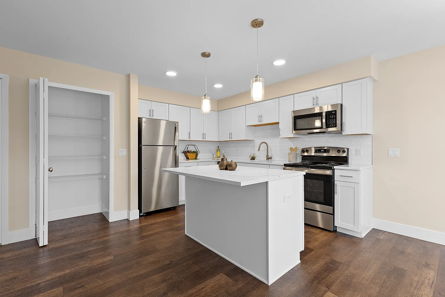 Camelot Apartments – photo 1