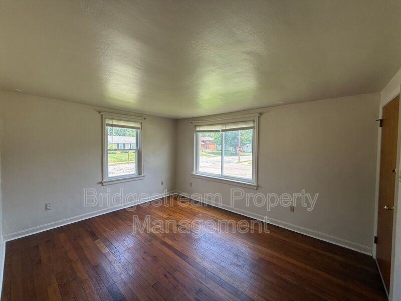 698 Smith Ave – photo 2