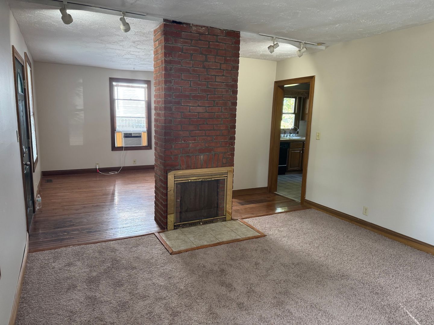 1211 E Walnut St – photo 3