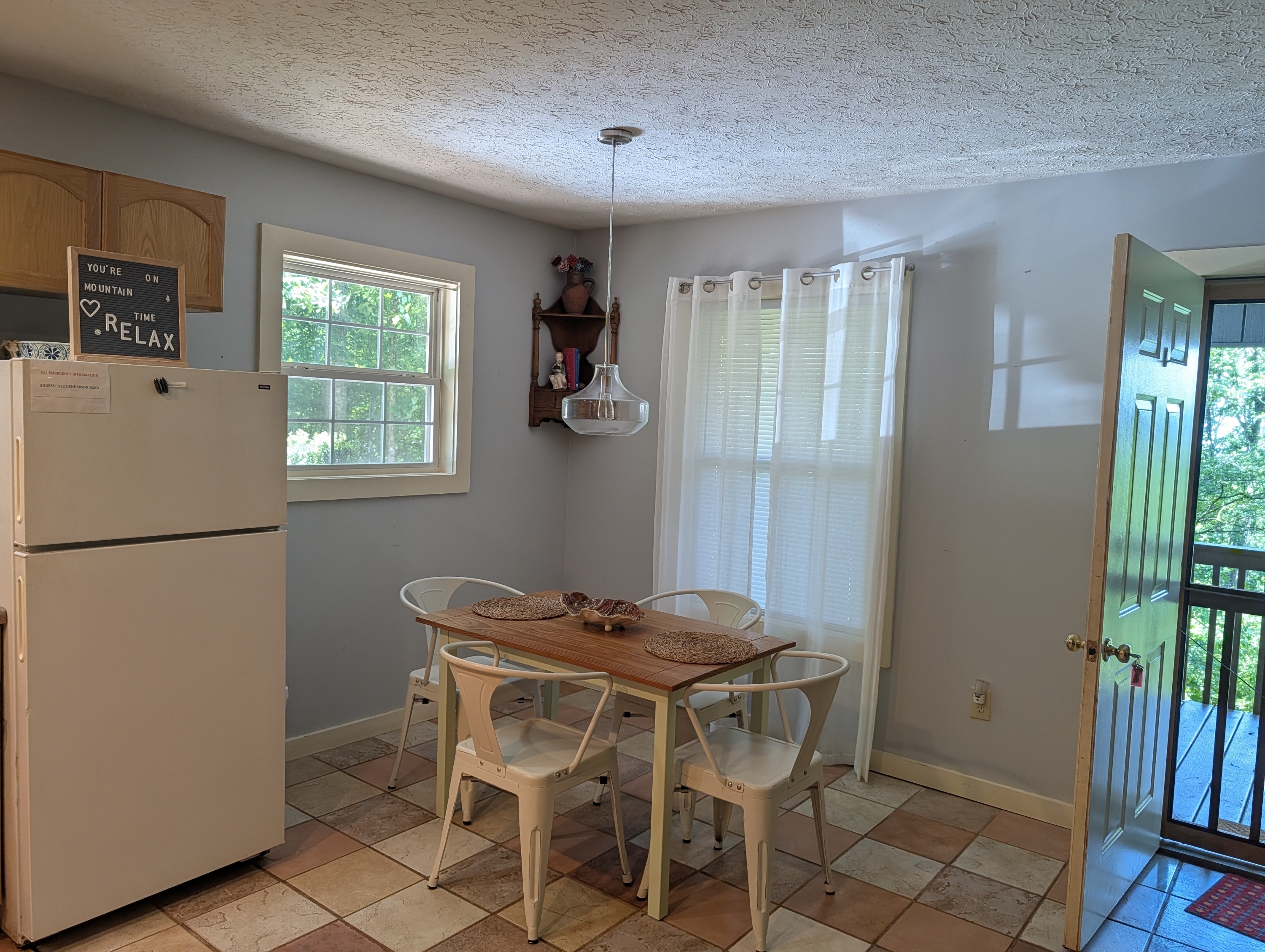 922 Henderson Rd – photo 2