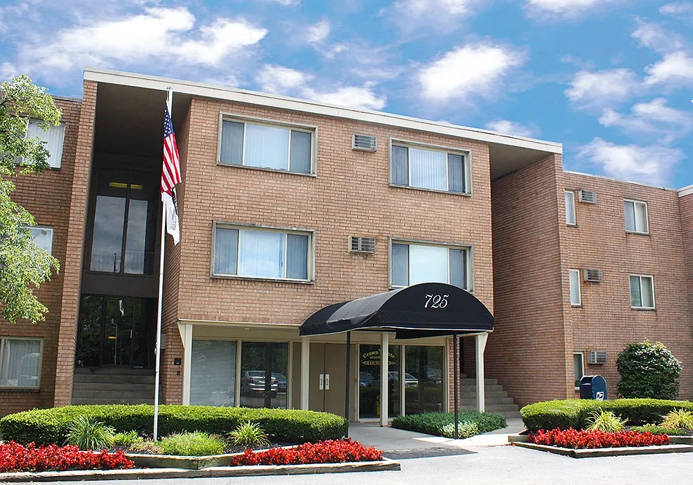 Crown Pointe Apartments – photo 2