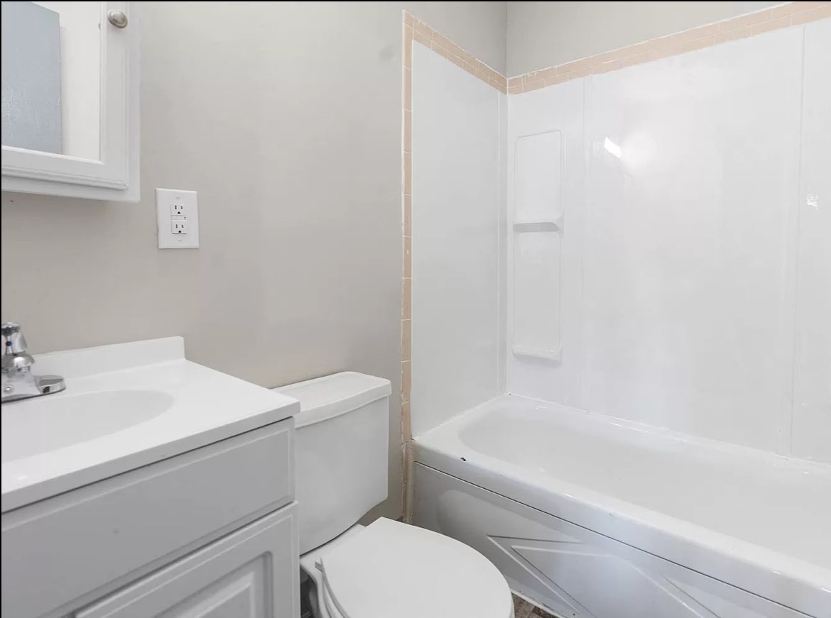 402 E College St – photo 2