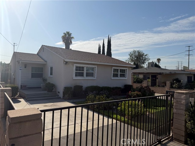 543 Flores St N – photo 1