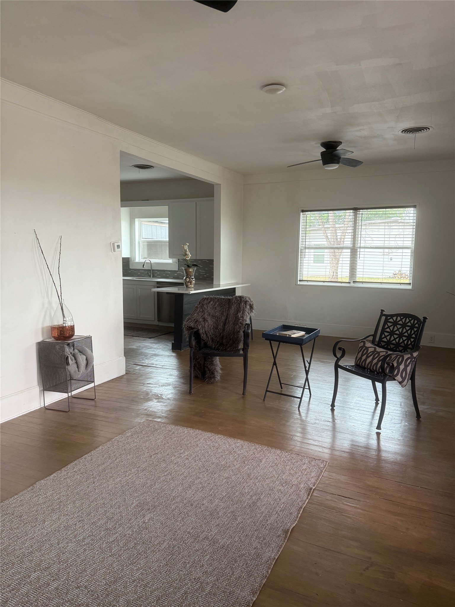 405 E College St – photo 2