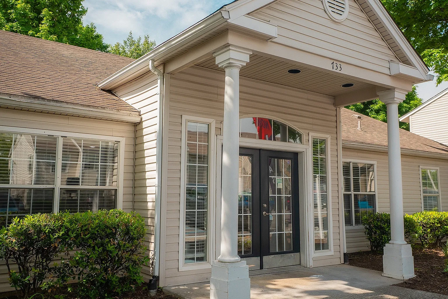 733 West – photo 4