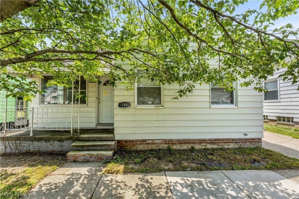 15902 Maplewood Ave – photo 1
