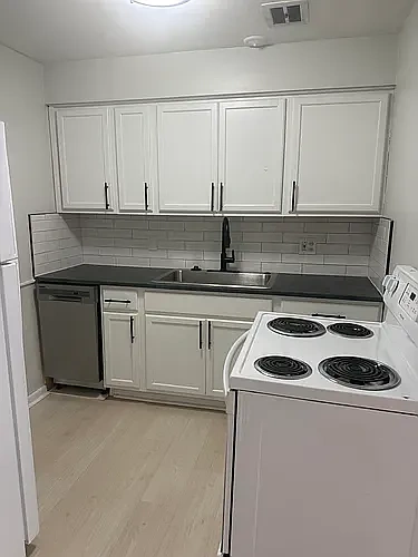 Lawn Village – Renovated standard one bedroom