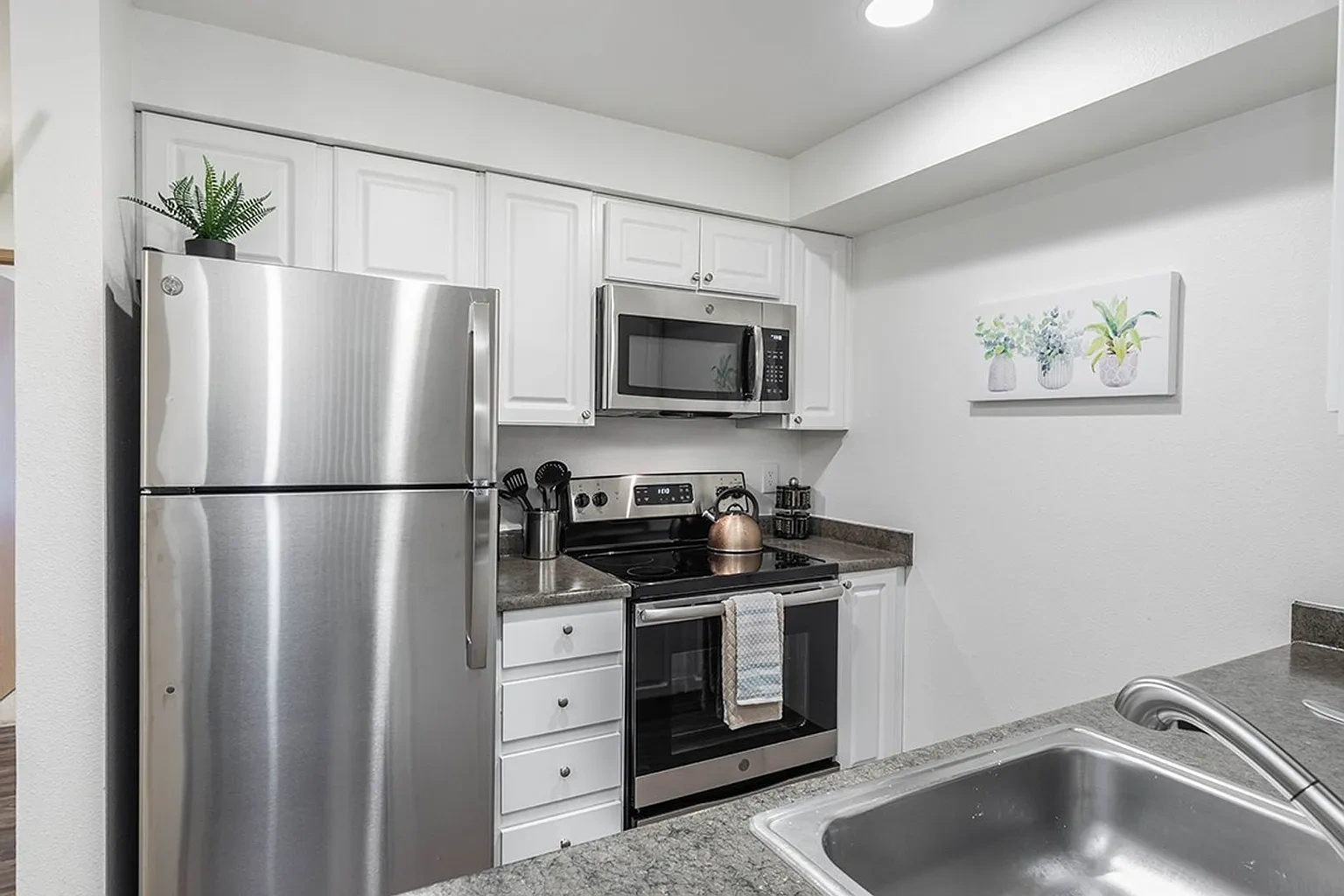 Kenmore Village Apartments – photo 2