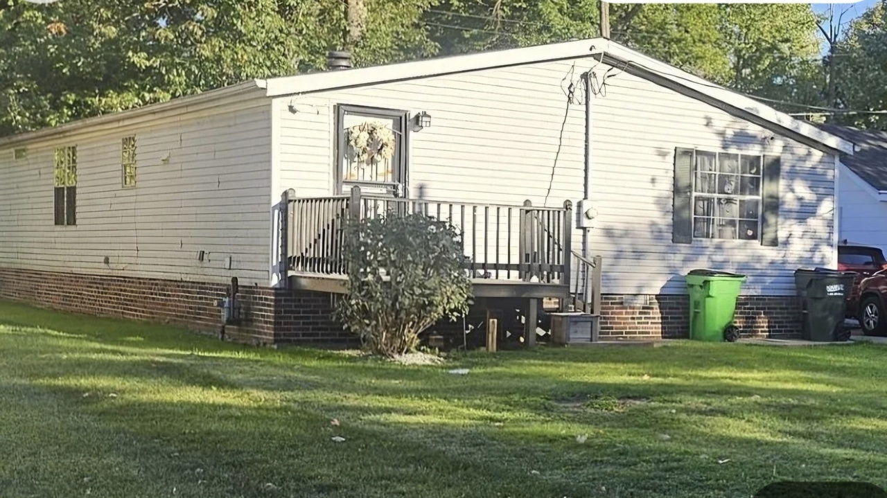 305 E 238th St – photo 1