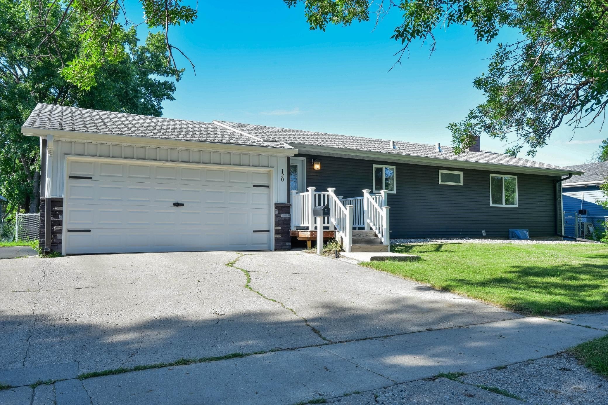 120 8th Ave E – photo 1