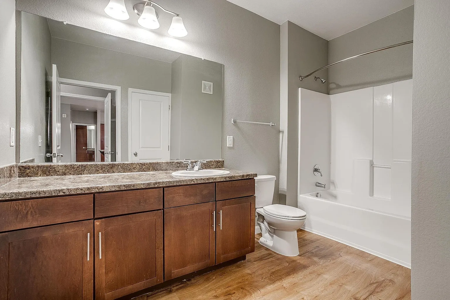 Station at Cottonwood Creek – photo 1