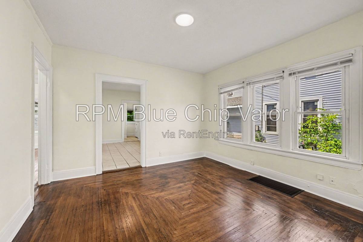 1832 Woodlawn Ave – photo 5