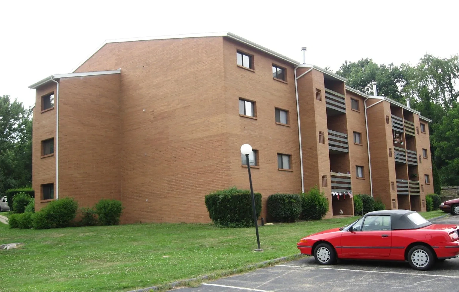 Pebble Creek Court Apartments – photo 1