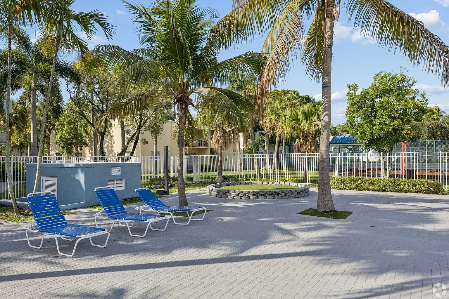 Clear Lake Palms – photo 3