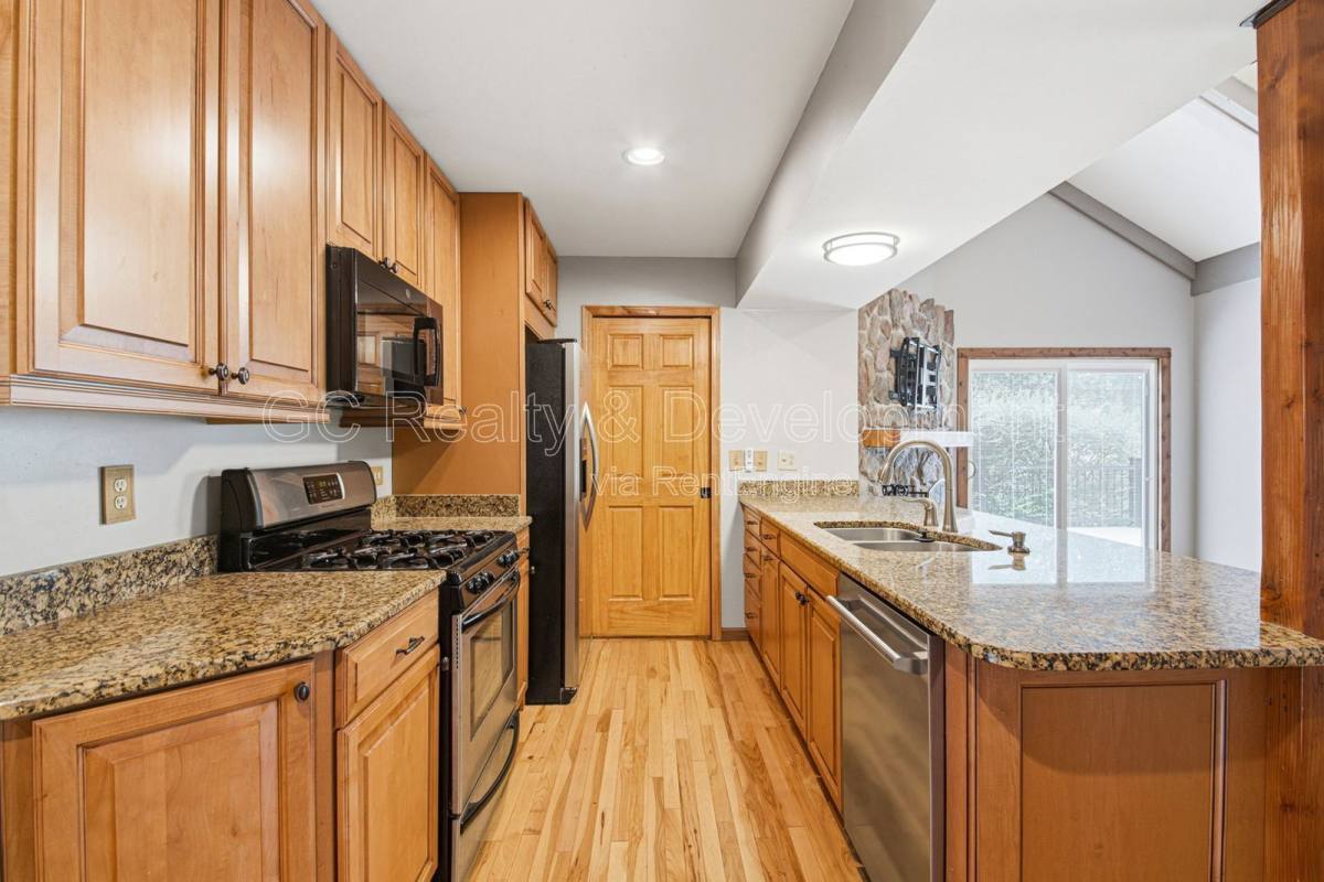 938 Canterbury Dr – photo 5