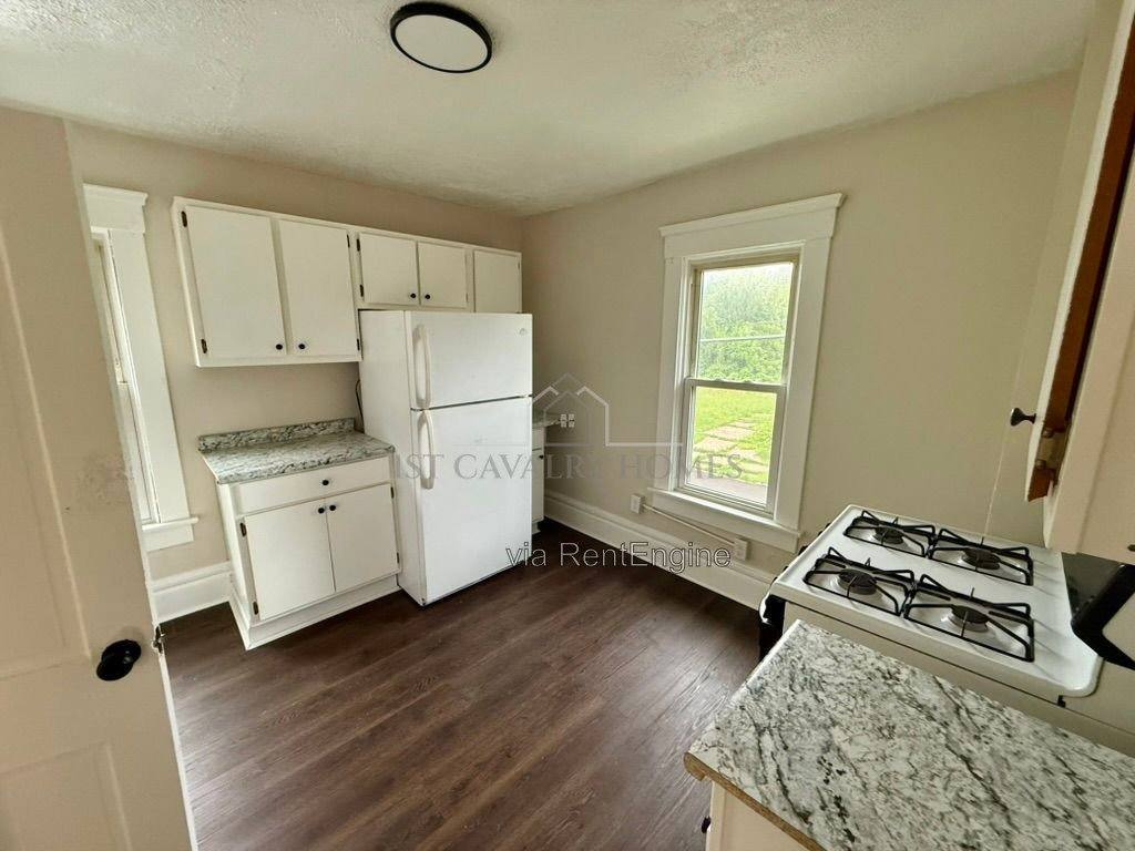 1052 Yale St unit 3 – photo 1