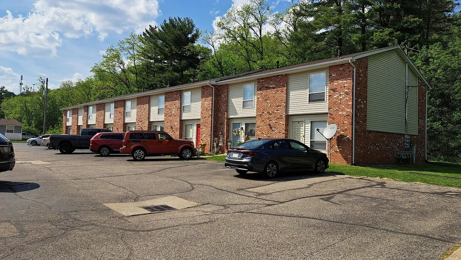 Evergreen Apartments & Townhouses in Belpre, OH – photo 4